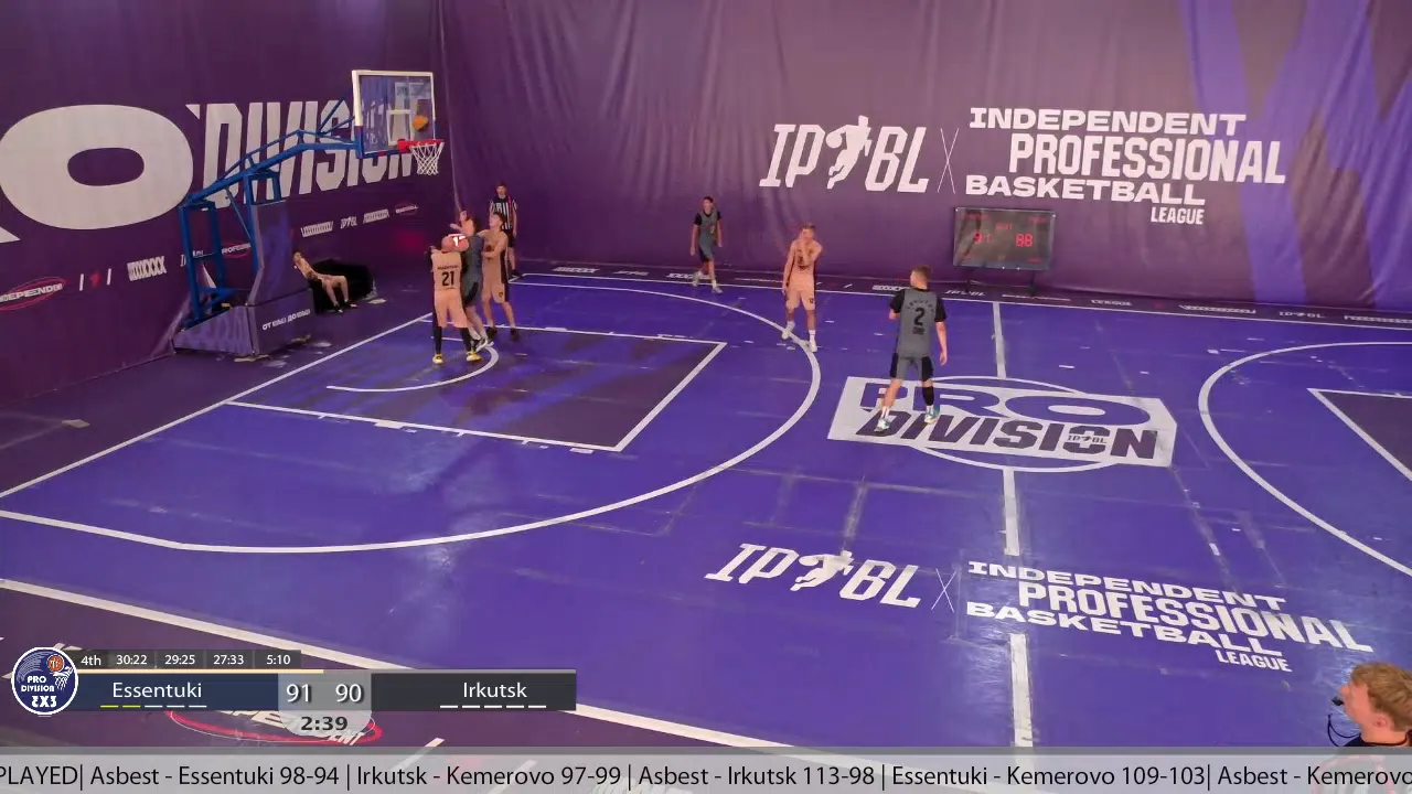 Live basketball match streaming inside the 1xBet app, with the live score shown on screen